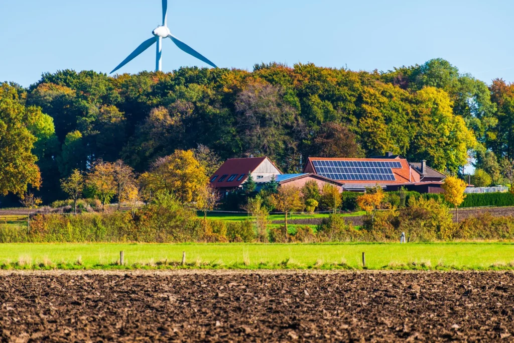 Boerderij met zonnepanelen en windmolen