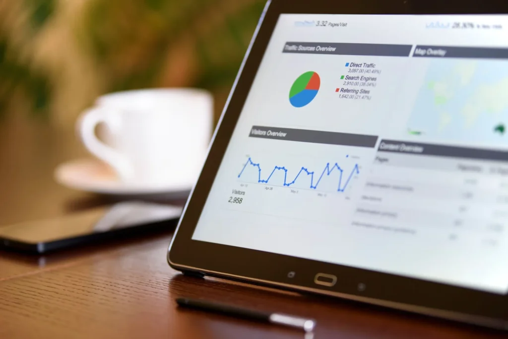 Tablet met een energiedashboard en verbruiksgrafieken