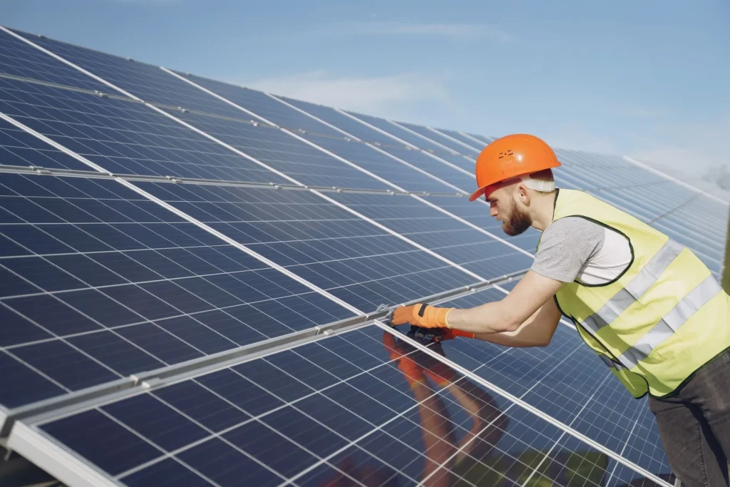 Installateur monteert zonnepanelen op een dak