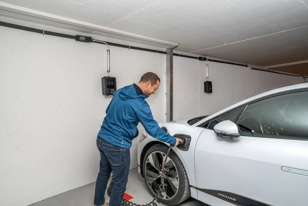 Elektrische auto laden in een garage