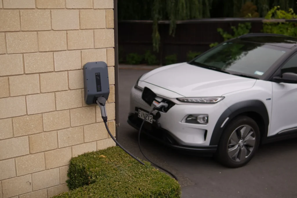 Laadpaal aan de woning met een elektrische auto