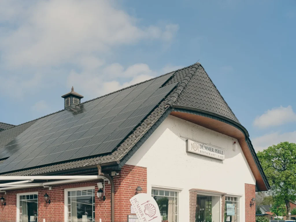 Vrijstaande woning met zonnepanelen op het dak