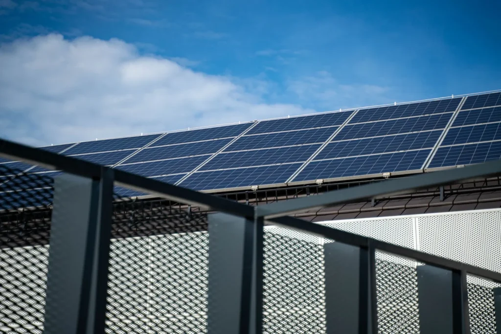 Solar carport met zonnepanelen op een bedrijfsterrein