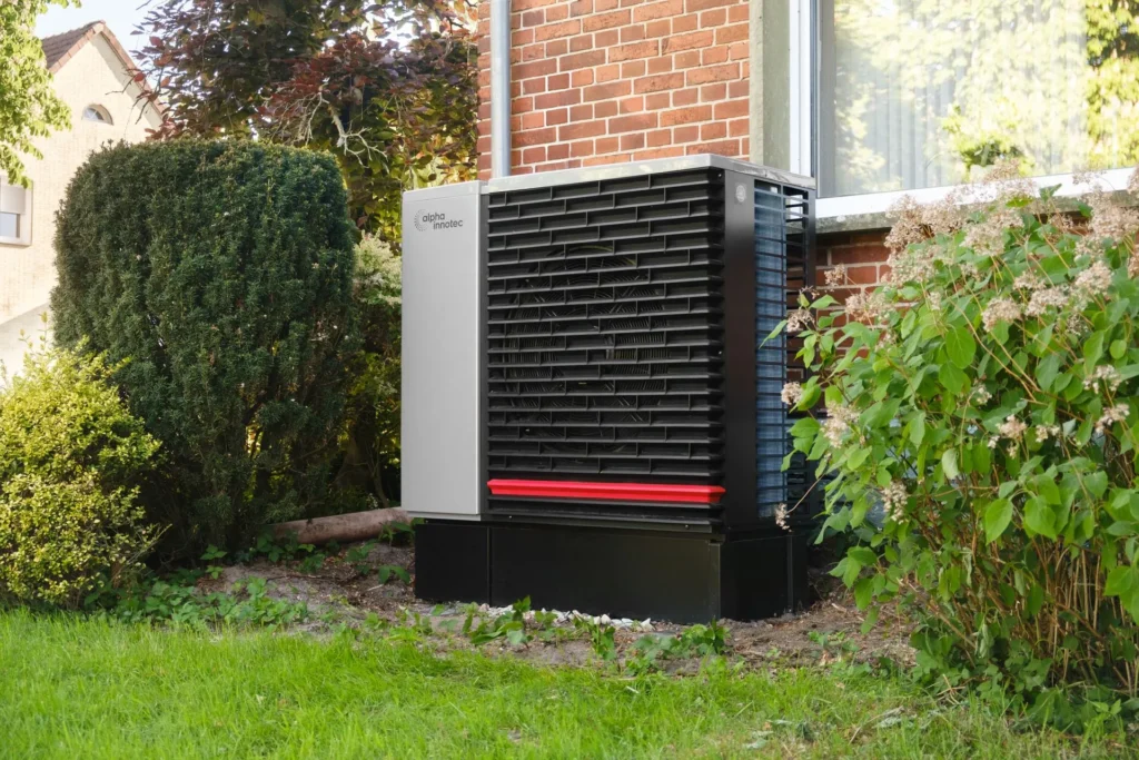 Warmtepomp buitenunit naast een woning