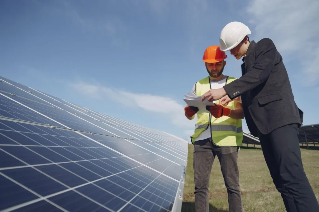 Adviseur en installateur overleggen bij zonnepanelen