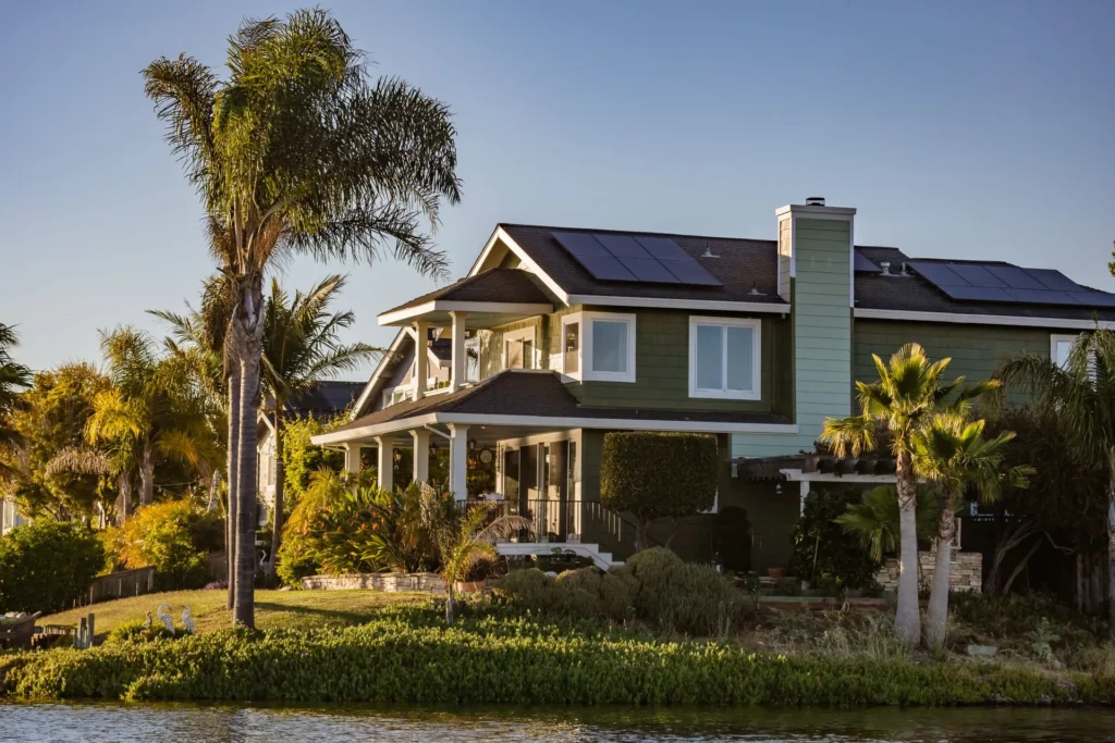 Woning met zonnepanelen en tuin