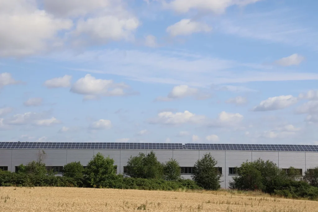 Bedrijfspand met zonnepanelen op het dak
