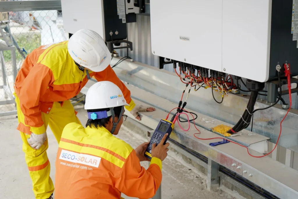 Technici controleren een omvormer en batterijsysteem