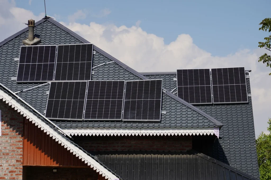 Zonnepanelen op het dak van een woning